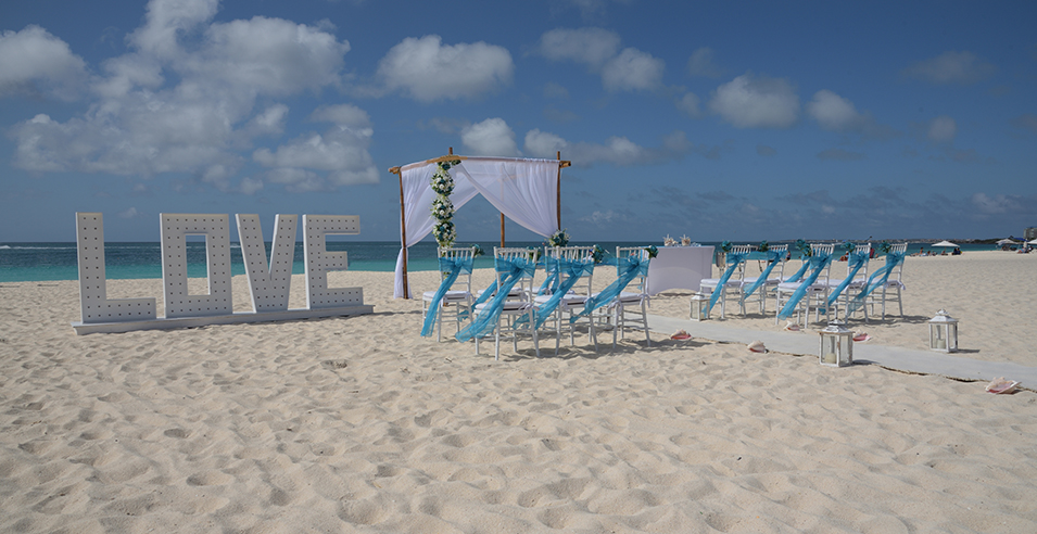 Beautiful set-up at Druif beach by Dream Weddings Aruba